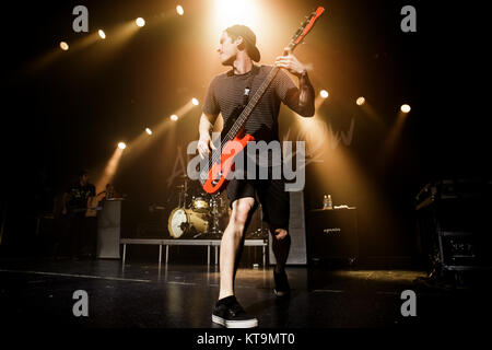 Le groupe de pop punk américain All Time Low effectue un concert live à Vega à Copenhague. Ici bassiste Zack Merrick est vu sur scène. Denmerk, 21/02 2014. Banque D'Images