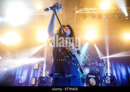 Le groupe de thrash metal américain Anthrax effectue un concert live à Amager Bio à Copenhague. Ici le chanteur Joey Belladonna est vu sur scène. Le Danemark, 06/03 2017. Banque D'Images