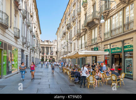 Café-terrasse et de boutiques sur Via Giuseppe Garibaldi en direction de la Piazza Castello, Turin, Piémont, Italie Banque D'Images