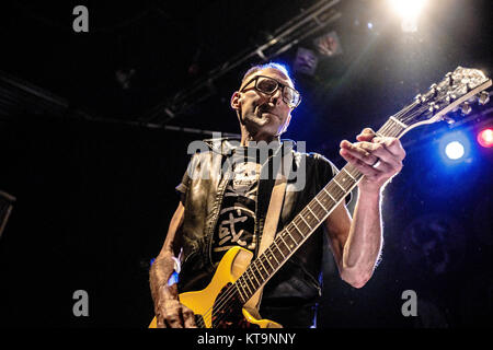 Copenhague, Danemark - 7 août 2017. Le groupe de punk rock américain Bad Religion effectue un concert live à Amager Bio à Copenhague. Ici le guitariste Mike Dimkich sur scène. Banque D'Images