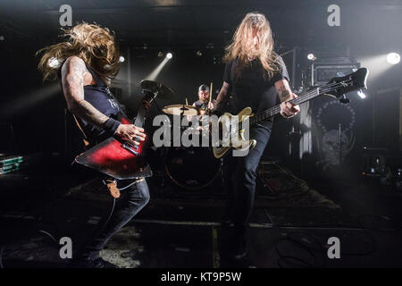 La technique américaine heavy metal Black Tusk effectue un concert live at Stengade à Copenhague. Ici chanteur et guitariste Andrew Fidler est vu sur scène avec le bassiste Corey Barhorst. Le Danemark, 02/03 2015. Banque D'Images