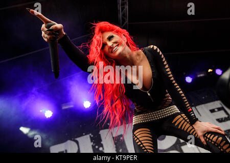 Le groupe de heavy metal américain Butcher Babies effectue un concert live au festival de heavy metal danois Copenhell 2015 à Copenhague. Ici la chanteuse Heidi Berger est vu sur scène. Le Danemark, 18/06 2015. Banque D'Images