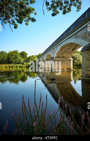 Un pont sur la rivière du Cher près de Chenonceaux, dans la vallée de la Loire France. Banque D'Images