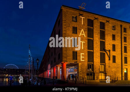 Liverpool Albert Dock en soirée. Tate Gallery North. Banque D'Images