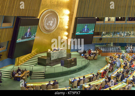 New York, États-Unis. Dec 21, 2017. Le vote a lieu par l'Assemblée générale des Nations Unies au Siège de l'ONU. La réunion d'urgence a été président des États-Unis en ce qui concerne la déclaration de Donald Trump que Jérusalem devrait être reconnue comme la capitale de l'état d'Israël a été demandée après le veto américain d'une résolution similaire au Conseil de sécurité le 18 décembre. Credit : Albin Lohr-Jones/Pacific Press/Alamy Live News Banque D'Images