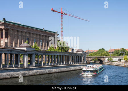 Laubengang mit Säulen Entlang der Spree vor der alten Nationalgalerie de Berlin Banque D'Images
