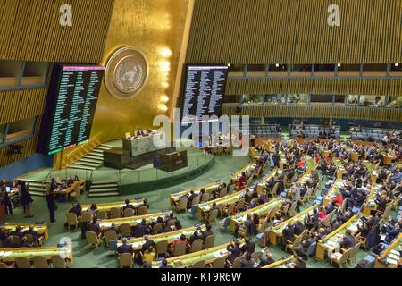 New York, États-Unis. Dec 21, 2017. Le vote a lieu par l'Assemblée générale des Nations Unies au Siège de l'ONU. La réunion d'urgence a été président des États-Unis en ce qui concerne la déclaration de Donald Trump que Jérusalem devrait être reconnue comme la capitale de l'état d'Israël a été demandée après le veto américain d'une résolution similaire au Conseil de sécurité le 18 décembre. Credit : Albin Lohr-Jones/Pacific Press/Alamy Live News Banque D'Images