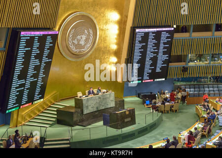 New York, États-Unis. Dec 21, 2017. Le vote a lieu par l'Assemblée générale des Nations Unies au Siège de l'ONU. La réunion d'urgence a été président des États-Unis en ce qui concerne la déclaration de Donald Trump que Jérusalem devrait être reconnue comme la capitale de l'état d'Israël a été demandée après le veto américain d'une résolution similaire au Conseil de sécurité le 18 décembre. Credit : Albin Lohr-Jones/Pacific Press/Alamy Live News Banque D'Images