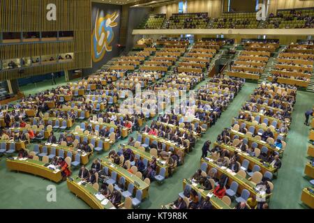 New York, États-Unis. Dec 21, 2017. Le vote a lieu par l'Assemblée générale des Nations Unies au Siège de l'ONU. La réunion d'urgence a été président des États-Unis en ce qui concerne la déclaration de Donald Trump que Jérusalem devrait être reconnue comme la capitale de l'état d'Israël a été demandée après le veto américain d'une résolution similaire au Conseil de sécurité le 18 décembre. Credit : Albin Lohr-Jones/Pacific Press/Alamy Live News Banque D'Images