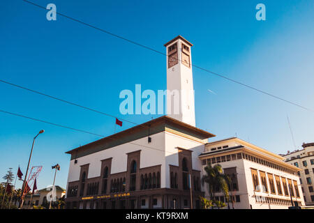 Casablanca, Maroc - le 18 décembre 2017 : Low angle view of Casablanca's Clock Tower against sky Banque D'Images