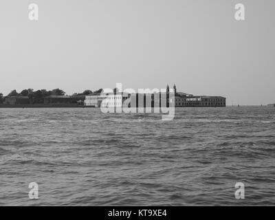 L'île de San Servolo à Venise en noir et blanc Banque D'Images