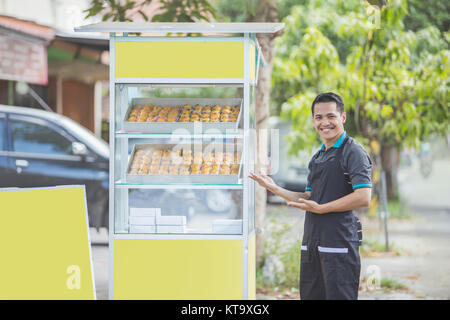 Propriétaire de petite entreprise fièrement devant son food Banque D'Images