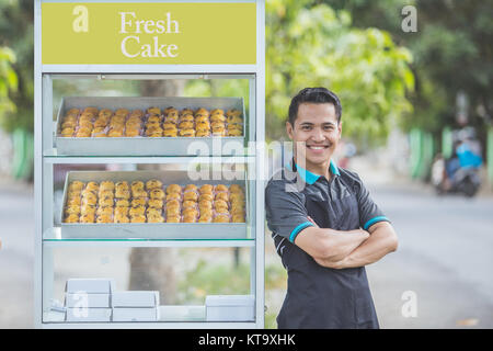 Propriétaire de petite entreprise fièrement devant son food concept de l'alimentation de rue. Banque D'Images