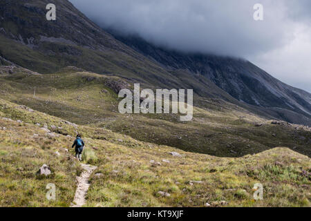 Dans le Female hiker collines Torridon, Wester Ross, Scotland Banque D'Images