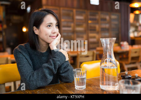 Femme pensant à quelque chose du coffee shop Banque D'Images