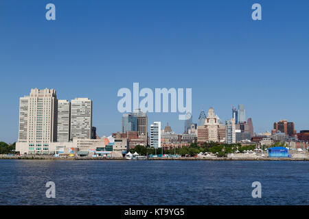 Vue vers les gratte-ciel de Philadelphie, Pennsylvanie du ferry Riverlink sur la rivière Delaware, United States. Banque D'Images