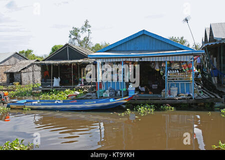 Boutique flottante, Phumĭ Mé Chrey village flottant sur le lac Tonlé Sap, Ek Phnom, Battambang, Cambodge Banque D'Images