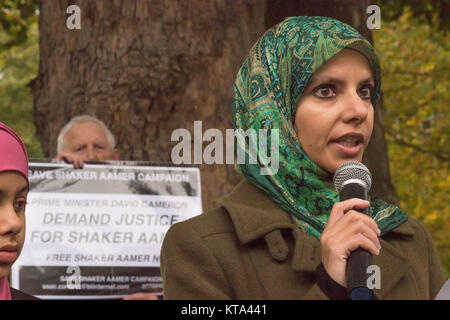 Aisha Merritt, organisateur de la campagne de Guantanamo Londres, parlant sur le 5000ème jour de Shaker Aamer's emprisonnement illégal à Guantanamo, nous rappelle qu'il y a encore 113 détenus et la campagne pour la fermeture va se poursuivre. Banque D'Images