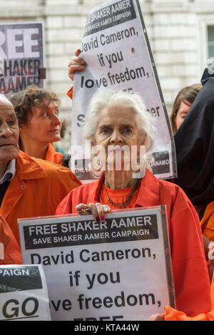 Un manifestant est titulaire d'une affiche 'David Cameron si vous aimez la liberté de Shaker Aamer' dans la foule lors de la manifestation sur la 5000ème jour de Shaker Aamer's emprisonnement illégal à Guantanamo. Obama a annoncé sa libération et il pourrait être envoyé à la maison demain. Banque D'Images