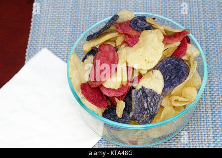 Red, White and Blue Chips de pomme de terre Banque D'Images