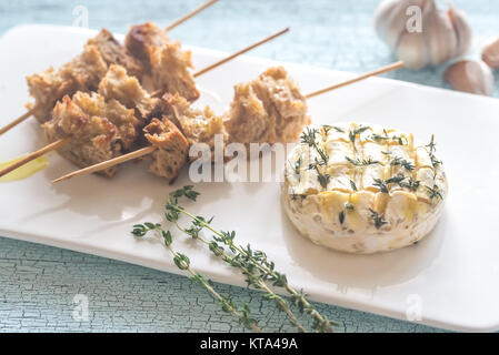 Fondue au fromage Camembert avec du pain grillé Banque D'Images