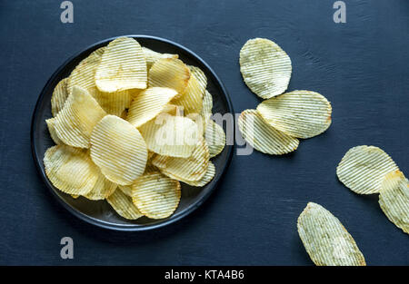 Croustilles de pommes de terre dans le bol Banque D'Images