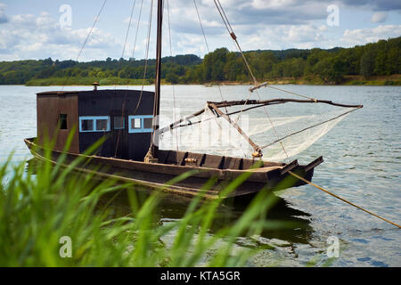Un fond plat traditionnel Cabanee bateau de pêche en bois sur les bords de Loire, dans la vallée de la Loire en France. Banque D'Images
