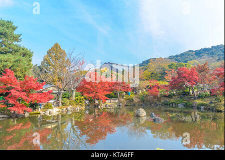 Les arbres colorés avec le lac en automne au Japon Banque D'Images