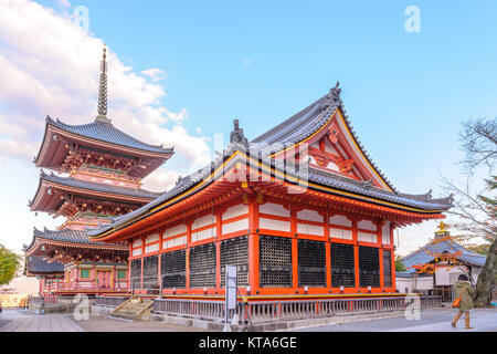 La porte de Temple Kiyomizu-dera à Kyoto le matin Banque D'Images