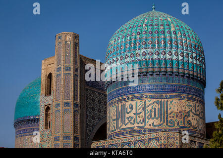 Les dômes de la mosquée Bibi Khanym, Samarkand, Ouzbékistan Banque D'Images