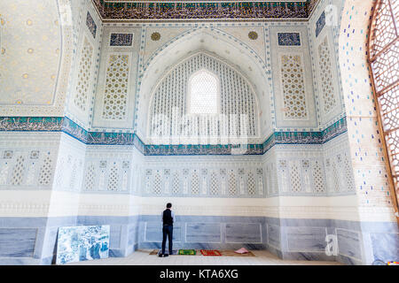 Un musulman de prier dans la Mosquée de Bibi Khanym, Samarkand, Ouzbékistan Banque D'Images