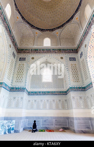 Un musulman de prier dans la Mosquée de Bibi Khanym, Samarkand, Ouzbékistan Banque D'Images