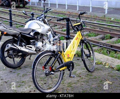 Une petite moto et un vélo de location yobike à Bristol Banque D'Images