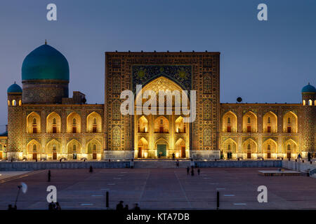 Tilla-Kori Madrassa de nuit, photographiée depuis le Belvédère, le Reghistan, Samarkand, Ouzbékistan Banque D'Images