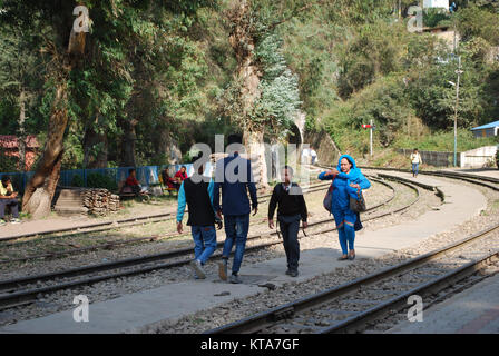 Les gens qui marchent sur la voie ferrée à Solan gare la partie de la Kalka Shimla - ligne de chemin de fer dans le Nord de l'Inde Banque D'Images