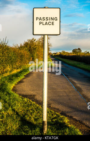 Lieu de passage en regard d'une mise à par dans les régions rurales de Lincolnshire, Angleterre, Royaume-Uni. Utilisé sur une route étroite pour permettre à un véhicule à tirer et permettre à un autre de passer. Banque D'Images