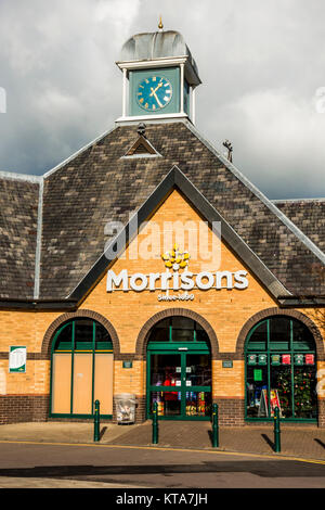 Entrée d'un supermarché Morrisons moderne, baigné de soleil, avec sa superbe tour de l'horloge. Stamford, Lincolnshire, Angleterre, Royaume-Uni. Banque D'Images