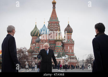 Secrétaire des affaires étrangères Boris Johnson se tient juste en face de la Cathédrale St Basile, lors d'une visite à la place Rouge à Moscou. Banque D'Images