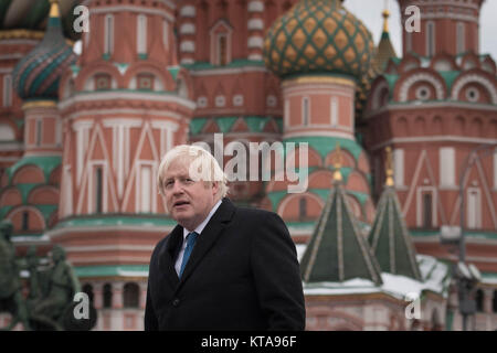 Secrétaire des affaires étrangères Boris Johnson se tient juste en face de la Cathédrale St Basile, lors d'une visite à la place Rouge à Moscou. Banque D'Images