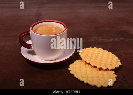 Wafel, gaufre au caramel et café tasse coffeebreak isolé sur fond sombre. Banque D'Images