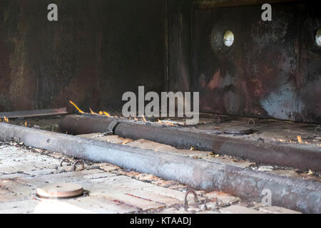 Les brûleurs à gaz à une station pour le chauffage de liquide du réservoir. Le liquide du sol est froid et entre dans la cuisinière où elle est chauffée. Furna fourneau Banque D'Images