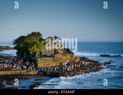 Pura Tanah lot temple balinais célèbre monument sur la côte de l'île de Bali en Indonésie au coucher du soleil Banque D'Images