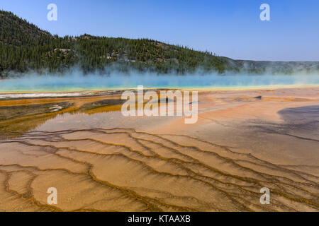 L'colrful Grand Prismatic Spring à Parc National de Yellowstone au Wyoming USA against a blue sky Banque D'Images