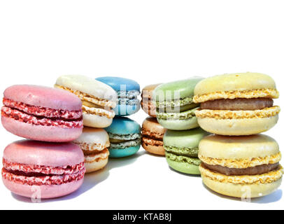 Assortiment de macarons français sur fond blanc Banque D'Images