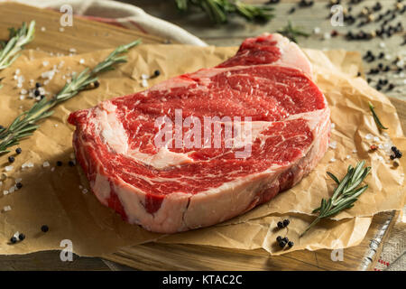 Nourri à l'herbe brute Ribeye Steak désossé prêt à cuire Banque D'Images