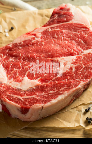 Nourri à l'herbe brute Ribeye Steak désossé prêt à cuire Banque D'Images