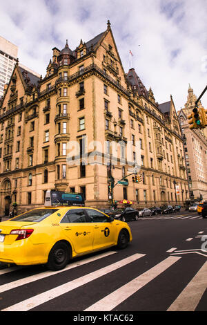 NEW YORK - 12 NOVEMBRE 2017 : voir l'historique de l'immeuble de luxe Dakota et de l'ancienne maison de John Lennon, vu de Central Park West. Banque D'Images