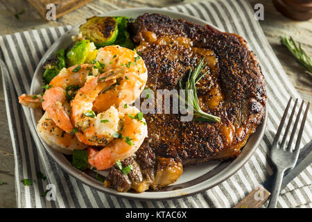 Maison Gourmet Steak et de crevettes Surf n Turf Banque D'Images