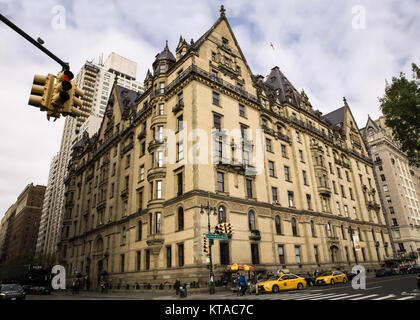 NEW YORK - 12 NOVEMBRE 2017 : voir l'historique de l'immeuble de luxe Dakota et de l'ancienne maison de John Lennon, vu de Central Park West. Banque D'Images