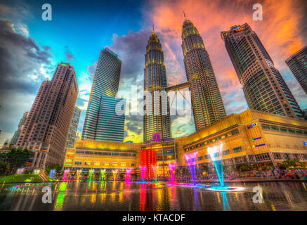 La lumière et l'eau colorée montre de divertir les internautes et les visiteurs de la piscine tous les soirs à la centre commercial Suria KLCC, Kuala Lumpur, Malaisie. Banque D'Images